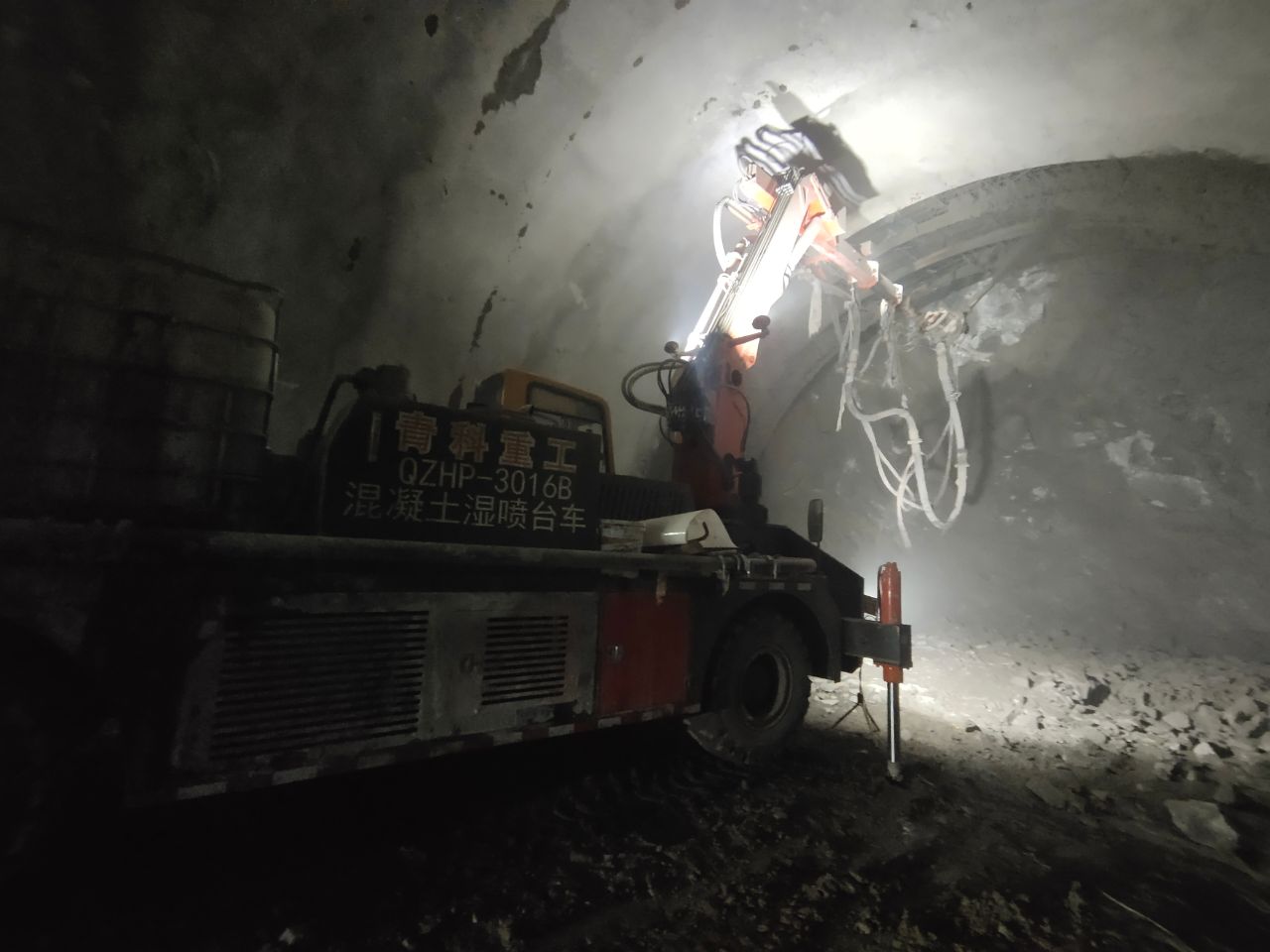 混凝土泵 濕噴臺(tái)車 青科重工 混凝土泵 濕噴臺(tái)車 青科重工
